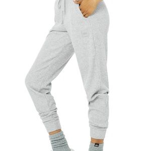 Alo Yoga Muse Sweatpants in Heather Grey, Size Small